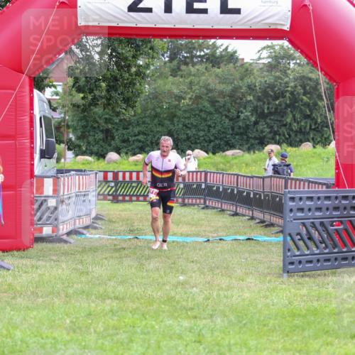 21.06.2026 - 29. Vierlanden-Triathlon Andreas Tolksdorf http://msf.ph/oto/9913052 21.06.2026 10:59:47 Ziel 211 meine-sportfotos.de