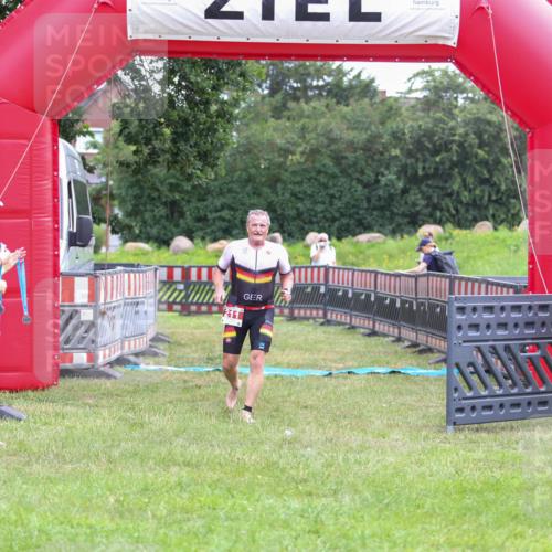 21.06.2026 - 29. Vierlanden-Triathlon Andreas Tolksdorf http://msf.ph/oto/9913056 21.06.2026 10:59:49 Ziel 211 meine-sportfotos.de