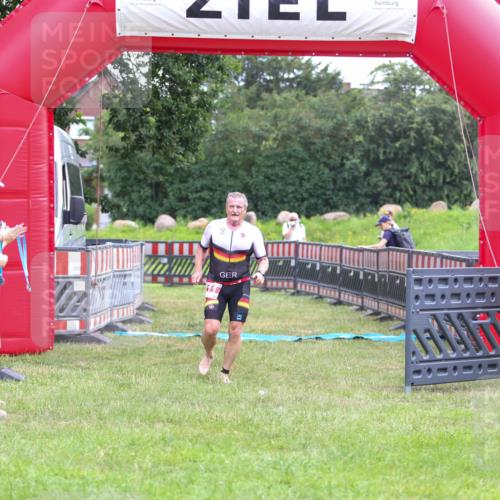 21.06.2026 - 29. Vierlanden-Triathlon Andreas Tolksdorf http://msf.ph/oto/9913058 21.06.2026 10:59:49 Ziel 211 meine-sportfotos.de