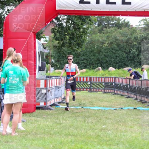 21.06.2026 - 29. Vierlanden-Triathlon Andreas Tolksdorf http://msf.ph/oto/9913062 21.06.2026 11:00:11 Ziel 365 meine-sportfotos.de