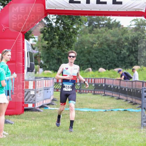 21.06.2026 - 29. Vierlanden-Triathlon Andreas Tolksdorf http://msf.ph/oto/9913076 21.06.2026 11:00:12 Ziel 365 meine-sportfotos.de
