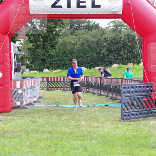 21.06.2026 - 29. Vierlanden-Triathlon Andreas Tolksdorf http://msf.ph/oto/9913136 21.06.2026 11:02:06 Ziel 352 meine-sportfotos.de