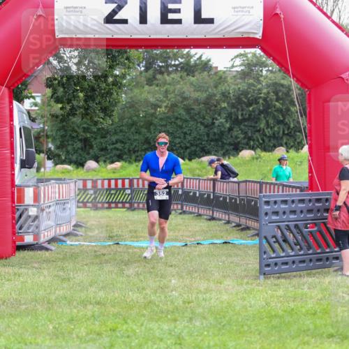 21.06.2026 - 29. Vierlanden-Triathlon Andreas Tolksdorf http://msf.ph/oto/9913144 21.06.2026 11:02:06 Ziel 352 meine-sportfotos.de