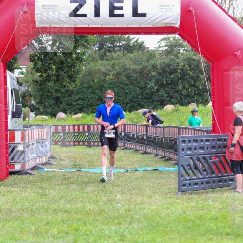 21.06.2026 - 29. Vierlanden-Triathlon Andreas Tolksdorf http://msf.ph/oto/9913145 21.06.2026 11:02:06 Ziel 352 meine-sportfotos.de