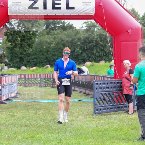 21.06.2026 - 29. Vierlanden-Triathlon Andreas Tolksdorf http://msf.ph/oto/9913154 21.06.2026 11:02:08 Ziel 352 meine-sportfotos.de