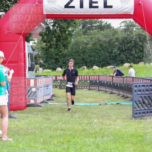 21.06.2026 - 29. Vierlanden-Triathlon Andreas Tolksdorf http://msf.ph/oto/9913156 21.06.2026 11:02:51 Ziel 307, 440 meine-sportfotos.de