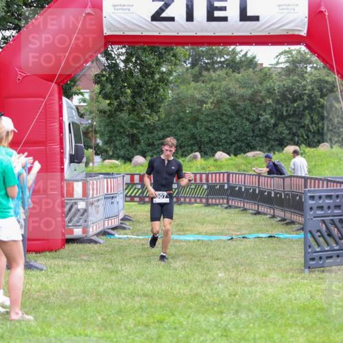 21.06.2026 - 29. Vierlanden-Triathlon Andreas Tolksdorf http://msf.ph/oto/9913163 21.06.2026 11:02:51 Ziel 307, 440 meine-sportfotos.de