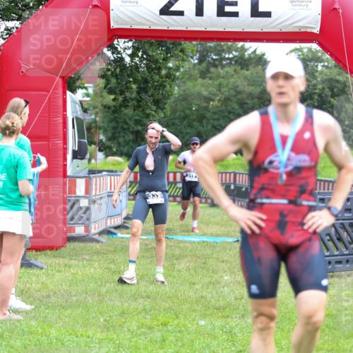 21.06.2026 - 29. Vierlanden-Triathlon Andreas Tolksdorf http://msf.ph/oto/9913191 21.06.2026 11:03:08 Ziel 312, 332 meine-sportfotos.de