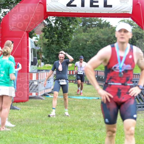 21.06.2026 - 29. Vierlanden-Triathlon Andreas Tolksdorf http://msf.ph/oto/9913194 21.06.2026 11:03:08 Ziel 312, 332 meine-sportfotos.de