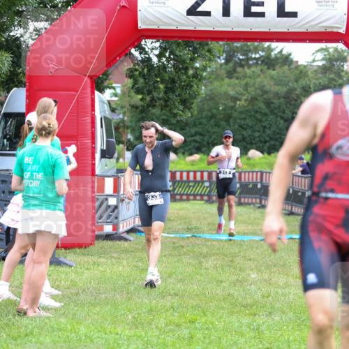 21.06.2026 - 29. Vierlanden-Triathlon Andreas Tolksdorf http://msf.ph/oto/9913204 21.06.2026 11:03:09 Ziel 312, 332 meine-sportfotos.de