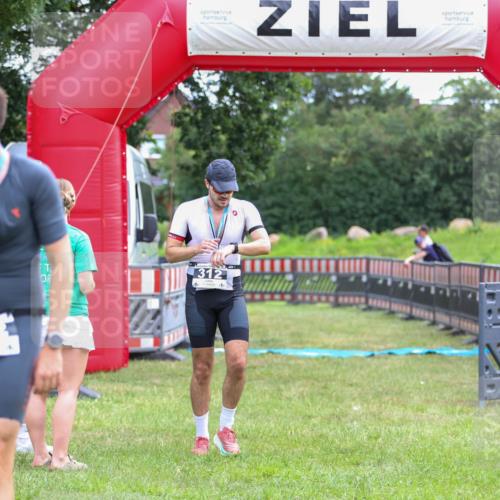 21.06.2026 - 29. Vierlanden-Triathlon Andreas Tolksdorf http://msf.ph/oto/9913225 21.06.2026 11:03:17 Ziel  meine-sportfotos.de