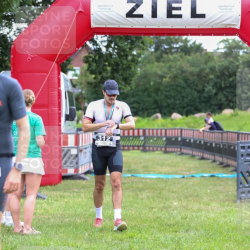 21.06.2026 - 29. Vierlanden-Triathlon Andreas Tolksdorf http://msf.ph/oto/9913227 21.06.2026 11:03:18 Ziel  meine-sportfotos.de