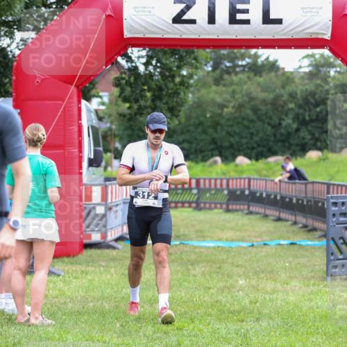 21.06.2026 - 29. Vierlanden-Triathlon Andreas Tolksdorf http://msf.ph/oto/9913229 21.06.2026 11:03:18 Ziel  meine-sportfotos.de