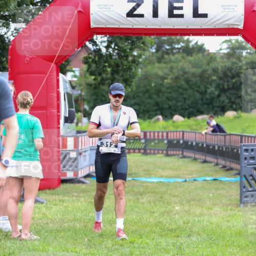 21.06.2026 - 29. Vierlanden-Triathlon Andreas Tolksdorf http://msf.ph/oto/9913230 21.06.2026 11:03:18 Ziel  meine-sportfotos.de