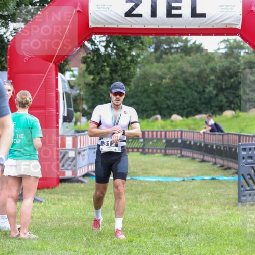 21.06.2026 - 29. Vierlanden-Triathlon Andreas Tolksdorf http://msf.ph/oto/9913231 21.06.2026 11:03:18 Ziel  meine-sportfotos.de