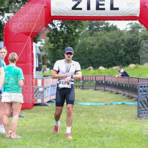 21.06.2026 - 29. Vierlanden-Triathlon Andreas Tolksdorf http://msf.ph/oto/9913232 21.06.2026 11:03:18 Ziel  meine-sportfotos.de