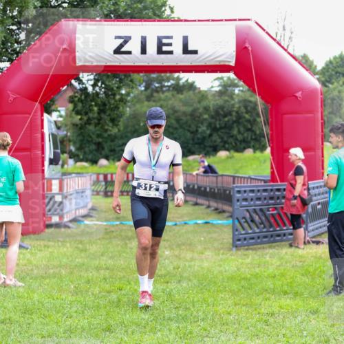 21.06.2026 - 29. Vierlanden-Triathlon Andreas Tolksdorf http://msf.ph/oto/9913233 21.06.2026 11:03:19 Ziel  meine-sportfotos.de