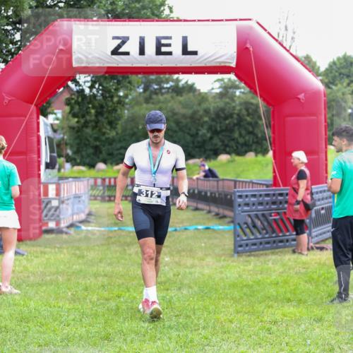 21.06.2026 - 29. Vierlanden-Triathlon Andreas Tolksdorf http://msf.ph/oto/9913234 21.06.2026 11:03:19 Ziel  meine-sportfotos.de