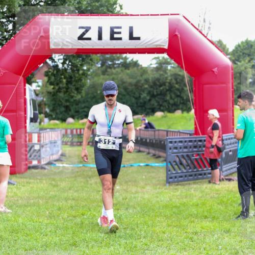 21.06.2026 - 29. Vierlanden-Triathlon Andreas Tolksdorf http://msf.ph/oto/9913235 21.06.2026 11:03:19 Ziel  meine-sportfotos.de
