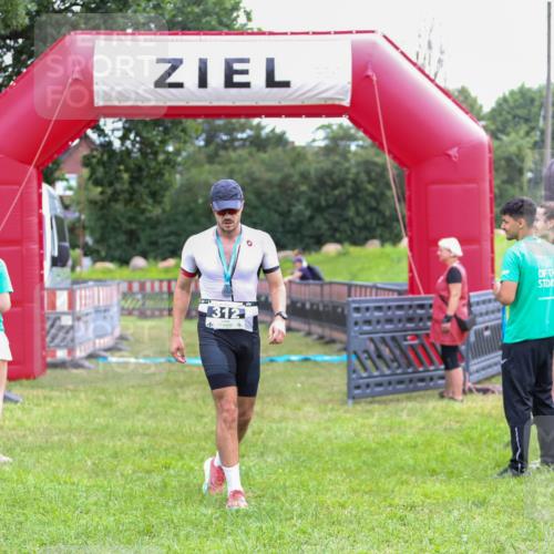 21.06.2026 - 29. Vierlanden-Triathlon Andreas Tolksdorf http://msf.ph/oto/9913236 21.06.2026 11:03:19 Ziel  meine-sportfotos.de