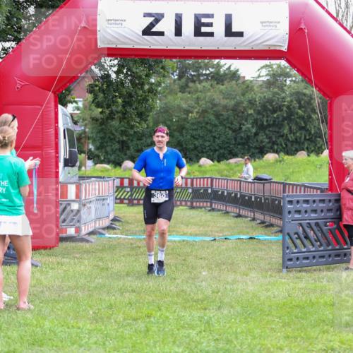 21.06.2026 - 29. Vierlanden-Triathlon Andreas Tolksdorf http://msf.ph/oto/9913259 21.06.2026 11:04:21 Ziel 360 meine-sportfotos.de