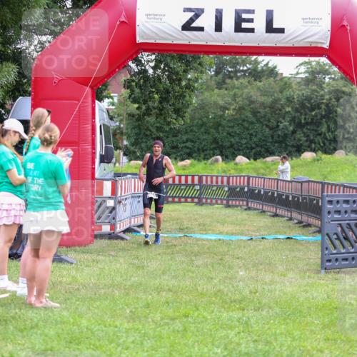 21.06.2026 - 29. Vierlanden-Triathlon Andreas Tolksdorf http://msf.ph/oto/9913262 21.06.2026 11:04:40 Ziel 420 meine-sportfotos.de