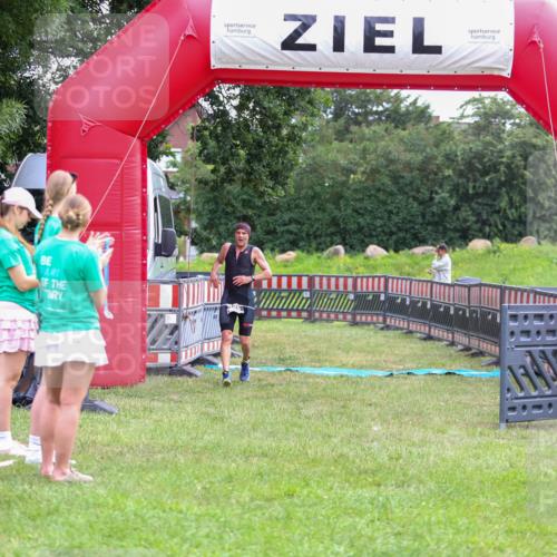 21.06.2026 - 29. Vierlanden-Triathlon Andreas Tolksdorf http://msf.ph/oto/9913263 21.06.2026 11:04:40 Ziel 420 meine-sportfotos.de