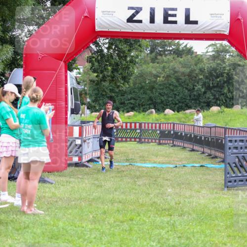 21.06.2026 - 29. Vierlanden-Triathlon Andreas Tolksdorf http://msf.ph/oto/9913264 21.06.2026 11:04:40 Ziel 420 meine-sportfotos.de