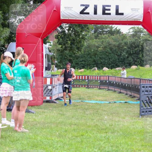 21.06.2026 - 29. Vierlanden-Triathlon Andreas Tolksdorf http://msf.ph/oto/9913265 21.06.2026 11:04:40 Ziel 420 meine-sportfotos.de