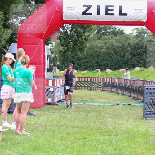 21.06.2026 - 29. Vierlanden-Triathlon Andreas Tolksdorf http://msf.ph/oto/9913267 21.06.2026 11:04:40 Ziel 420 meine-sportfotos.de