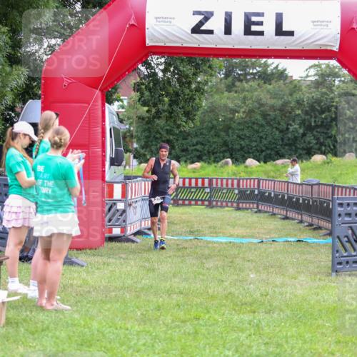 21.06.2026 - 29. Vierlanden-Triathlon Andreas Tolksdorf http://msf.ph/oto/9913268 21.06.2026 11:04:40 Ziel 420 meine-sportfotos.de