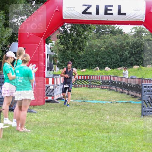 21.06.2026 - 29. Vierlanden-Triathlon Andreas Tolksdorf http://msf.ph/oto/9913270 21.06.2026 11:04:40 Ziel 420 meine-sportfotos.de