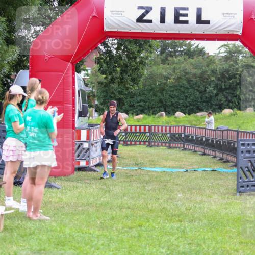 21.06.2026 - 29. Vierlanden-Triathlon Andreas Tolksdorf http://msf.ph/oto/9913272 21.06.2026 11:04:41 Ziel 420 meine-sportfotos.de
