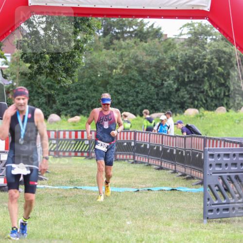 21.06.2026 - 29. Vierlanden-Triathlon Andreas Tolksdorf http://msf.ph/oto/9913274 21.06.2026 11:04:54 Ziel 430 meine-sportfotos.de