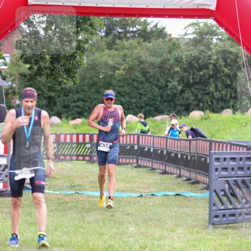 21.06.2026 - 29. Vierlanden-Triathlon Andreas Tolksdorf http://msf.ph/oto/9913280 21.06.2026 11:04:54 Ziel 430 meine-sportfotos.de