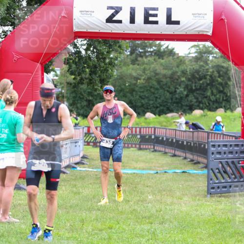 21.06.2026 - 29. Vierlanden-Triathlon Andreas Tolksdorf http://msf.ph/oto/9913287 21.06.2026 11:04:58 Ziel 430 meine-sportfotos.de