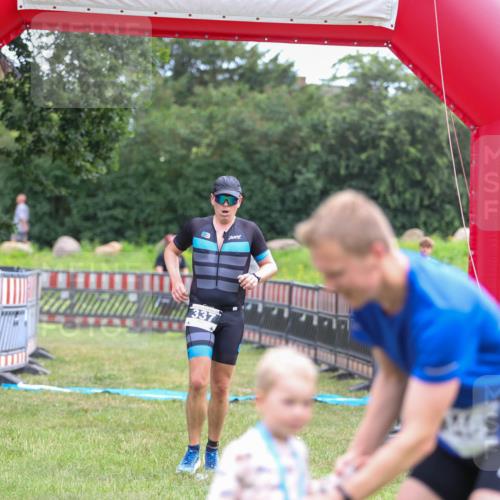 21.06.2026 - 29. Vierlanden-Triathlon Andreas Tolksdorf http://msf.ph/oto/9913341 21.06.2026 11:05:45 Ziel 337 meine-sportfotos.de