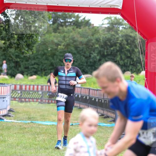 21.06.2026 - 29. Vierlanden-Triathlon Andreas Tolksdorf http://msf.ph/oto/9913342 21.06.2026 11:05:45 Ziel 337 meine-sportfotos.de