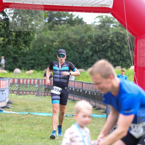 21.06.2026 - 29. Vierlanden-Triathlon Andreas Tolksdorf http://msf.ph/oto/9913343 21.06.2026 11:05:45 Ziel 337 meine-sportfotos.de