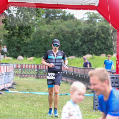 21.06.2026 - 29. Vierlanden-Triathlon Andreas Tolksdorf http://msf.ph/oto/9913349 21.06.2026 11:05:45 Ziel 337 meine-sportfotos.de