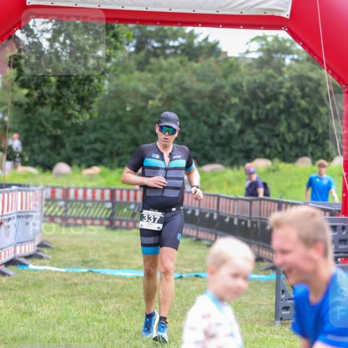 21.06.2026 - 29. Vierlanden-Triathlon Andreas Tolksdorf http://msf.ph/oto/9913350 21.06.2026 11:05:45 Ziel 337 meine-sportfotos.de