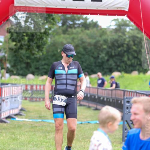 21.06.2026 - 29. Vierlanden-Triathlon Andreas Tolksdorf http://msf.ph/oto/9913351 21.06.2026 11:05:47 Ziel 337 meine-sportfotos.de