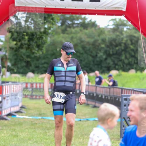 21.06.2026 - 29. Vierlanden-Triathlon Andreas Tolksdorf http://msf.ph/oto/9913353 21.06.2026 11:05:47 Ziel 337 meine-sportfotos.de