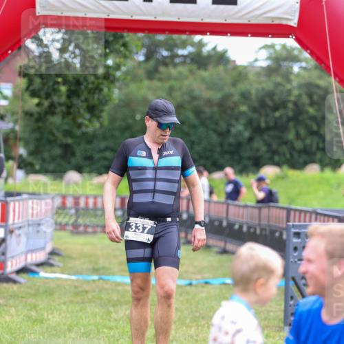 21.06.2026 - 29. Vierlanden-Triathlon Andreas Tolksdorf http://msf.ph/oto/9913354 21.06.2026 11:05:47 Ziel 337 meine-sportfotos.de