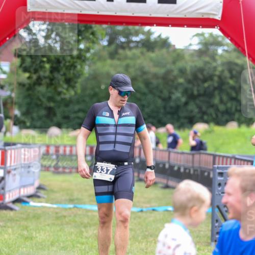 21.06.2026 - 29. Vierlanden-Triathlon Andreas Tolksdorf http://msf.ph/oto/9913355 21.06.2026 11:05:47 Ziel 337 meine-sportfotos.de