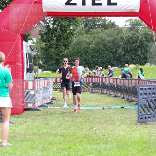 21.06.2026 - 29. Vierlanden-Triathlon Andreas Tolksdorf http://msf.ph/oto/9913369 21.06.2026 11:06:31 Ziel 305, 334 meine-sportfotos.de