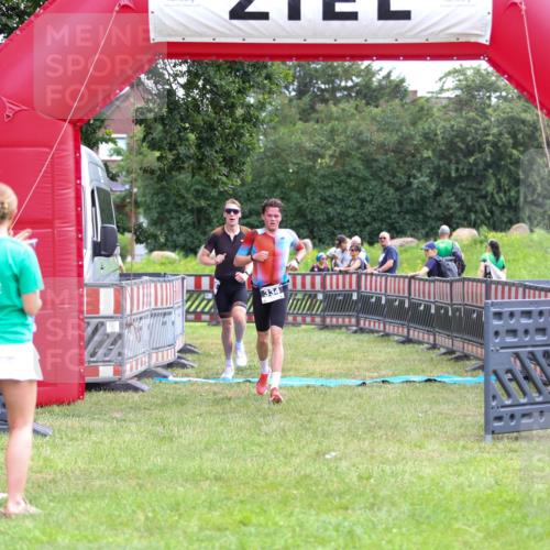 21.06.2026 - 29. Vierlanden-Triathlon Andreas Tolksdorf http://msf.ph/oto/9913371 21.06.2026 11:06:31 Ziel 305, 334 meine-sportfotos.de