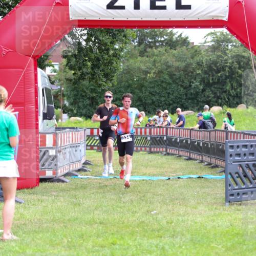 21.06.2026 - 29. Vierlanden-Triathlon Andreas Tolksdorf http://msf.ph/oto/9913372 21.06.2026 11:06:31 Ziel 305, 334 meine-sportfotos.de