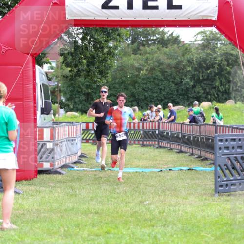 21.06.2026 - 29. Vierlanden-Triathlon Andreas Tolksdorf http://msf.ph/oto/9913374 21.06.2026 11:06:31 Ziel 305, 334 meine-sportfotos.de