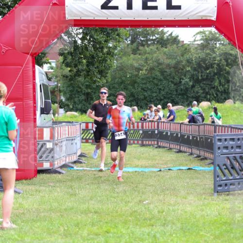 21.06.2026 - 29. Vierlanden-Triathlon Andreas Tolksdorf http://msf.ph/oto/9913375 21.06.2026 11:06:31 Ziel 305, 334 meine-sportfotos.de